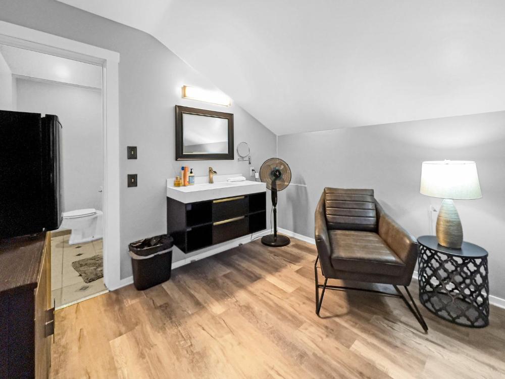 Deluxe Queen Room interior